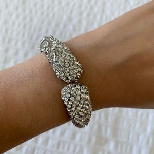 Clasp Fashion Bracelet. Silver.